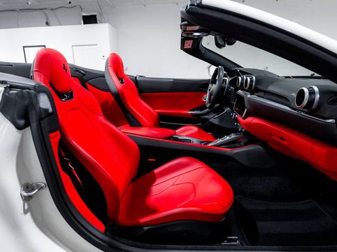 Used 2020 Ferrari Portofino RWD image 3