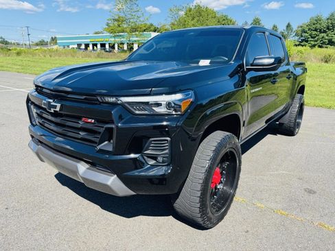 Used 2023 Chevrolet Colorado Z71 image 2