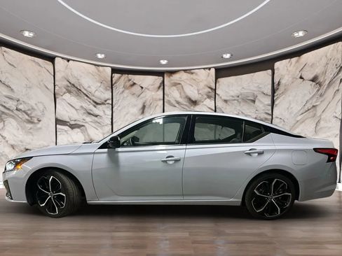 Used 2024 Nissan Altima 2.5 SR FWD image 2