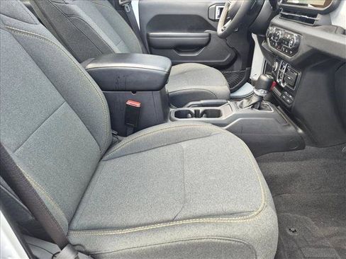 Used 2024 Jeep Wrangler Unlimited w/ Convenience Group AWD/4WD image 21