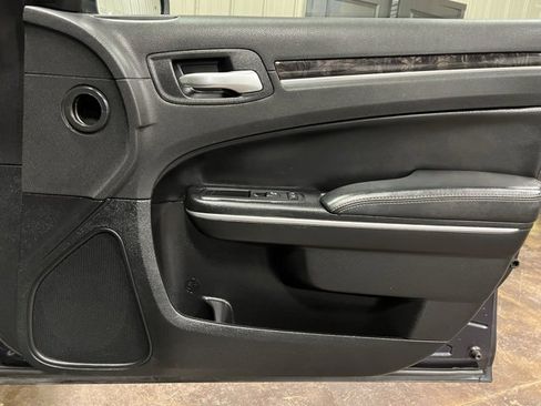 Used 2019 Chrysler 300 Limited w/ Safetytec Plus Group image 26