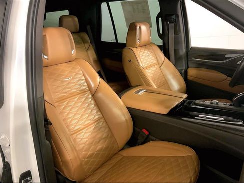 Used 2022 Cadillac Escalade Premium Luxury AWD/4WD image 7