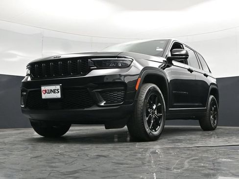 Used 2025 Jeep Grand Cherokee Altitude AWD/4WD image 54