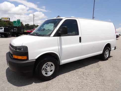 Used 2021 Chevrolet Express 2500 image 3