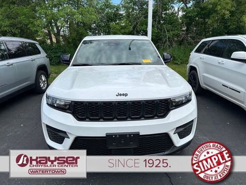 Used 2023 Jeep Grand Cherokee Altitude AWD/4WD image 5