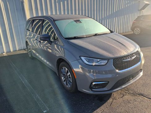 Used 2022 Chrysler Pacifica Touring-L w/ Uconnect Theater Family Group FWD image 6
