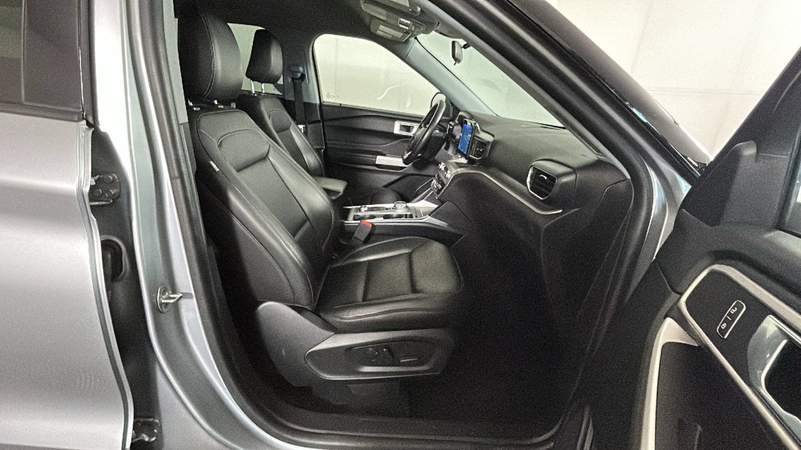 Used 2022 Ford Explorer XLT AWD/4WD image 35