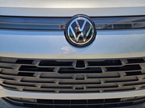 Certified 2025 Volkswagen Tiguan SE w/ Panoramic Sunroof Package AWD/4WD image 7
