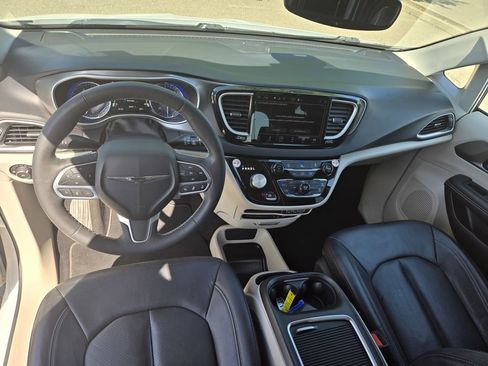 Used 2022 Chrysler Pacifica Touring-L FWD image 23