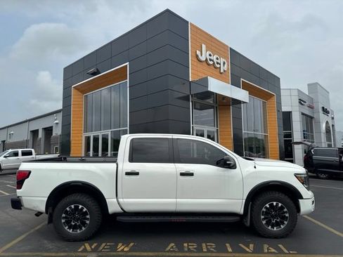Used 2021 Nissan Titan PRO-4X w/ Pro-4x Convenience Package AWD/4WD image 2