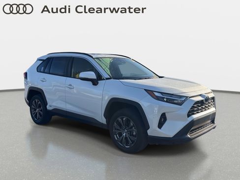 Used 2022 Toyota RAV4 XLE Premium image 5