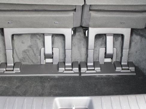 Used 2024 Kia Carnival EX image 39