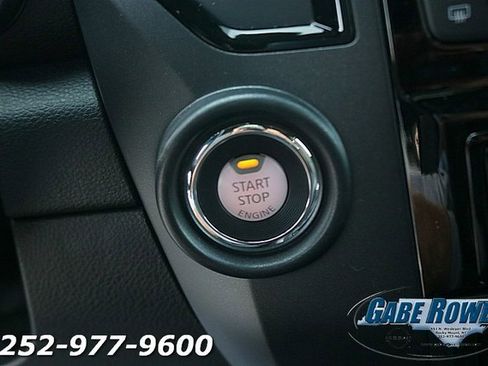 Used 2024 Nissan Titan SV w/ SV Convenience Package image 17