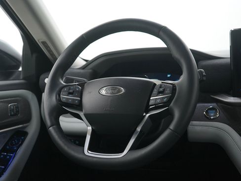 Used 2025 Ford Explorer Platinum w/ LUX Leather Package image 17