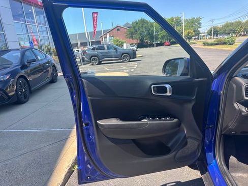 Used 2021 Hyundai Venue SE FWD image 12