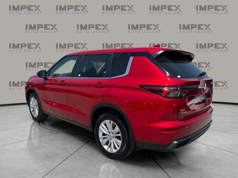 Used 2025 Mitsubishi Outlander ES FWD image 3