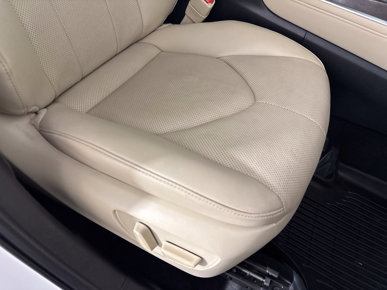 Used 2023 Toyota Highlander Limited FWD image 33