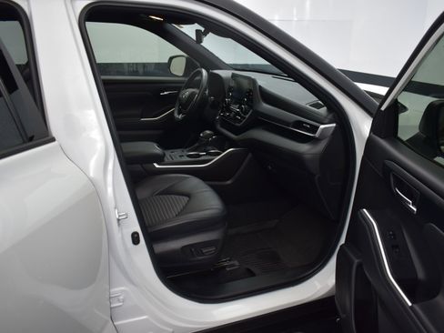 Used 2022 Toyota Highlander XSE image 11