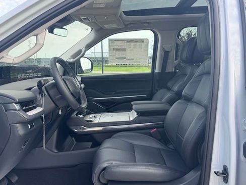 New 2025 Lincoln Navigator L Reserve image 7