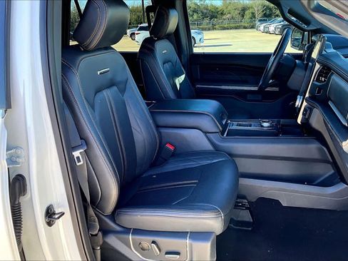Used 2024 Ford Expedition Platinum image 9