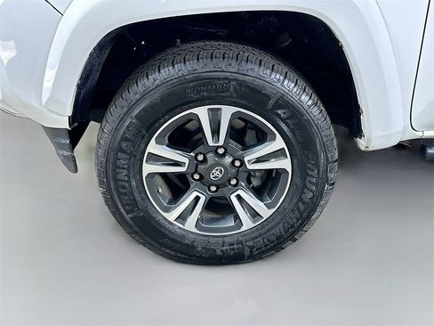 Used 2017 Toyota Tacoma TRD Sport w/ Tow Package image 8