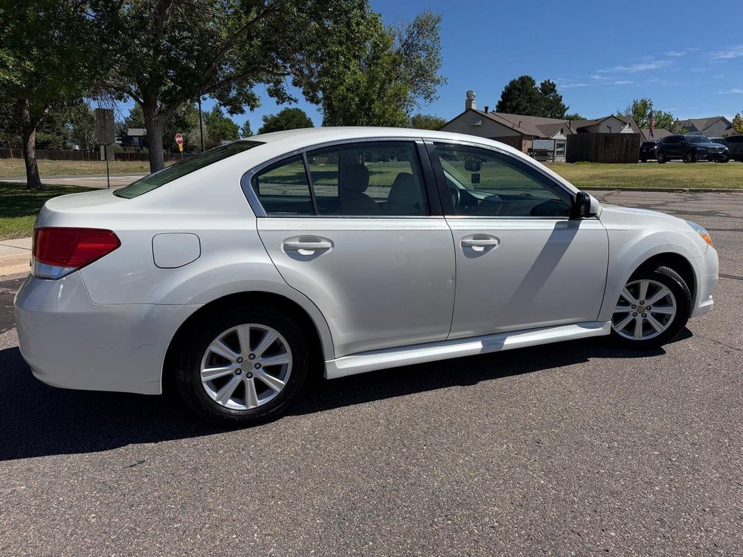 Used 2011 Subaru Legacy 2.5i Premium w/ All-Weather Pkg AWD/4WD image 4