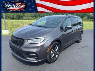 Used 2022 Chrysler Pacifica Touring-L w/ Uconnect Theater Family Group AWD/4WD video 1