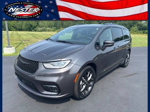 Used 2022 Chrysler Pacifica Touring-L w/ Uconnect Theater Family Group AWD/4WD image 1