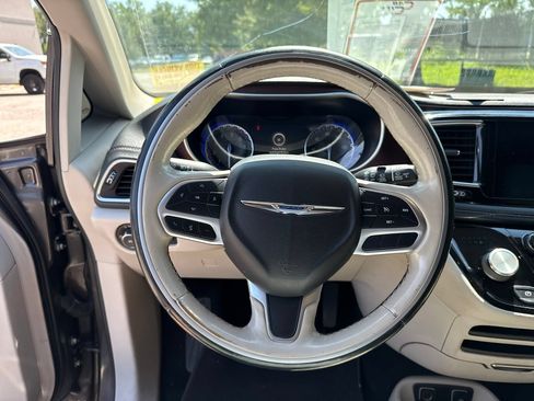 Used 2019 Chrysler Pacifica Limited FWD image 18