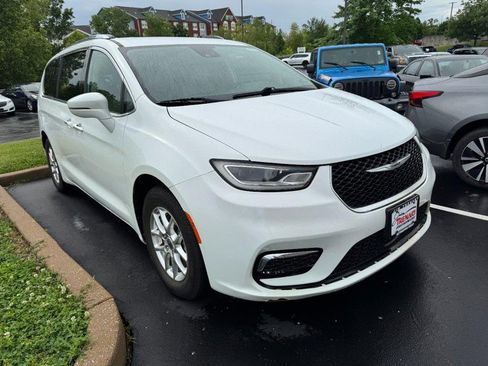 Used 2021 Chrysler Pacifica Touring-L FWD image 3
