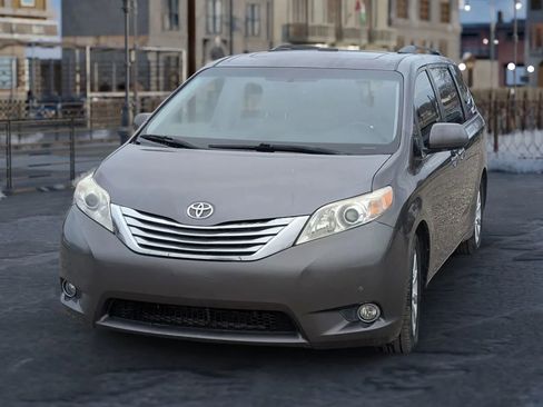 Used 2011 Toyota Sienna Limited image 3