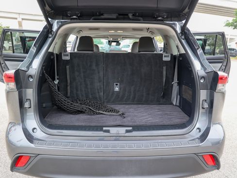 Used 2025 Toyota Highlander XLE AWD/4WD image 19