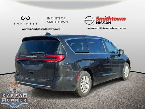 Used 2023 Chrysler Pacifica Touring-L FWD image 5