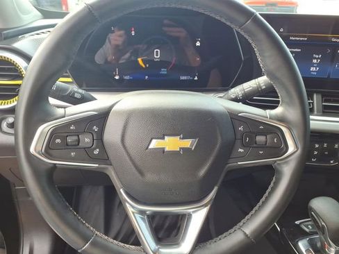 Used 2024 Chevrolet Trax LT w/ LT Convenience Package FWD image 8