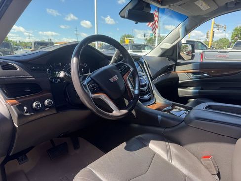 Used 2020 Cadillac Escalade ESV Luxury AWD/4WD image 16