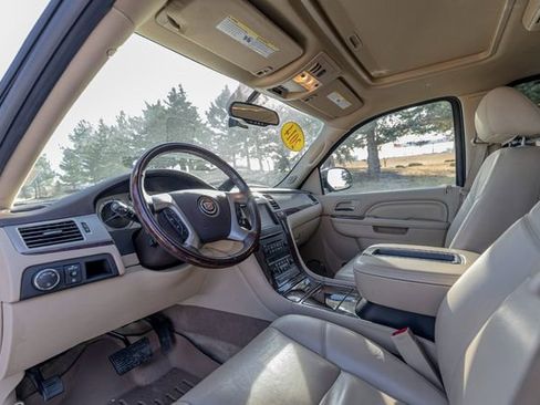 Used 2014 Cadillac Escalade Luxury image 17