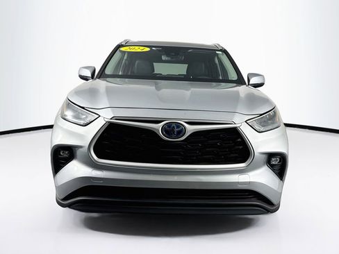 Used 2024 Toyota Highlander XLE FWD image 2