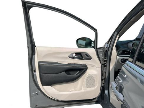 Used 2023 Chrysler Pacifica Touring-L image 11