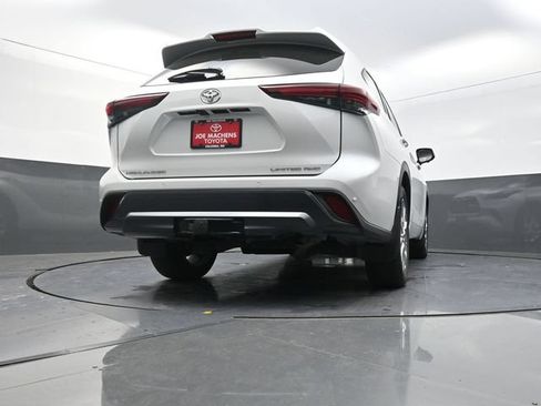 Certified 2025 Toyota Highlander Limited AWD/4WD image 37