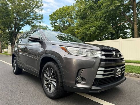 Used 2019 Toyota Highlander XLE AWD/4WD image 4