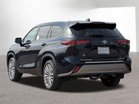 New 2026 Toyota Highlander Platinum image 8