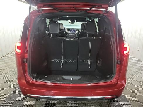 Used 2025 Chrysler Pacifica Select image 9