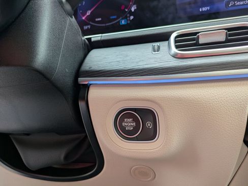 Used 2024 Mercedes-Benz GLS 450 4MATIC image 25