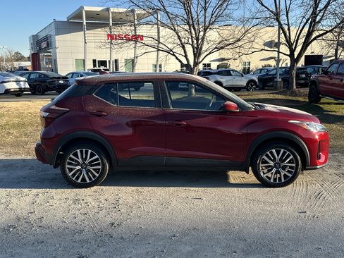 Used 2022 Nissan Kicks SV image 4