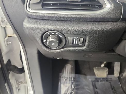 Used 2025 Chrysler Pacifica Limited FWD image 14