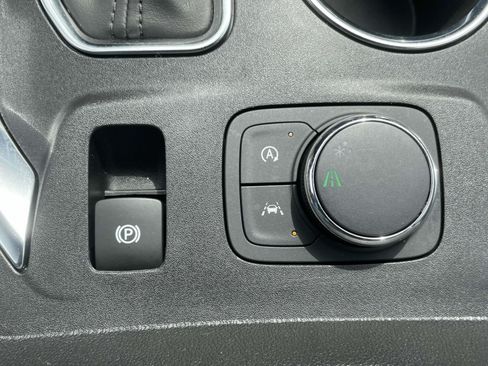 Used 2023 Chevrolet Traverse Premier FWD image 32