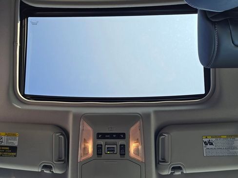 Used 2021 Toyota RAV4 XLE Premium image 15