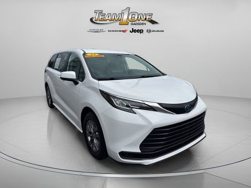 Used 2023 Toyota Sienna LE FWD image 1