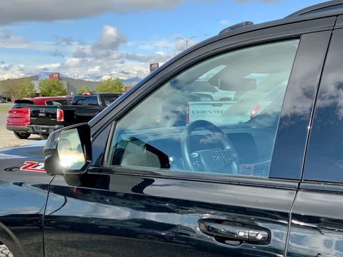 Used 2025 Chevrolet Suburban Z71 AWD/4WD image 12