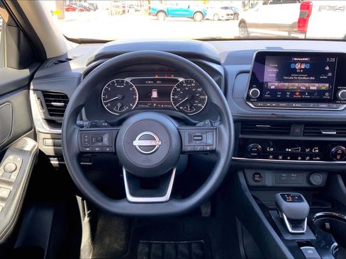 Used 2024 Nissan Rogue SV image 6